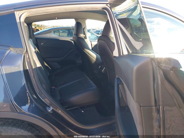 2024 Tesla Model Y Long Range Dual Motor All-wheel Drive მანქანა იყიდება აუქციონზე, vin: 7SAYGDEE3RF079370, აუქციონის ნომერი: 44206039