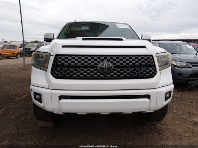 5TFDY5F14JX715458 Toyota Tundra Sr5 5.7l V8