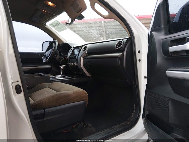 5TFDY5F14JX715458 Toyota Tundra Sr5 5.7l V8