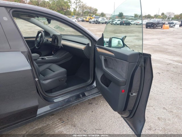 2025 TESLA MODEL Y 7SAYGDEE0SA354468 Photo 4