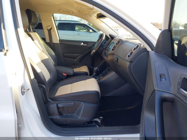 2017 VOLKSWAGEN TIGUAN WVGAV7AX8HK000768 Photo 4