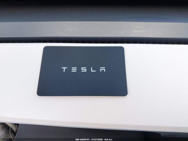 2024 Tesla Model Y Long Range Dual Motor All-wheel Drive მანქანა იყიდება აუქციონზე, vin: 7SAYGDEE4RA290686, აუქციონის ნომერი: 44208151