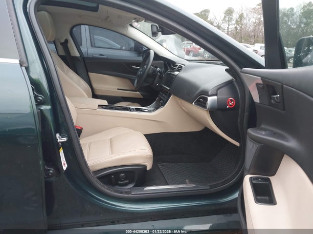 2017 JAGUAR XE SAJAK4BV9HA970578 Photo 4