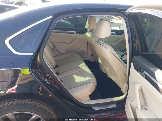 1VWDT7A34HC079089 Volkswagen Passat 1.8t R-line