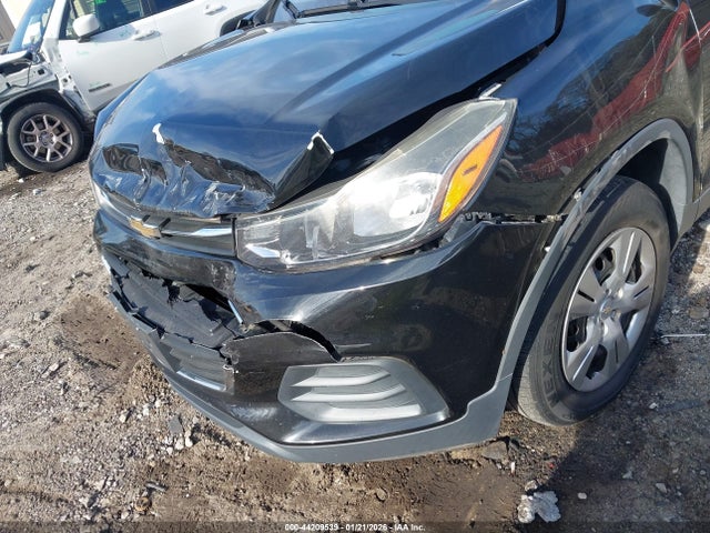 3GNCJKSB7HL184699 Chevrolet TRAX LS