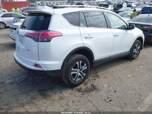 JTMZFREV8JJ194285 Toyota RAV4 LE