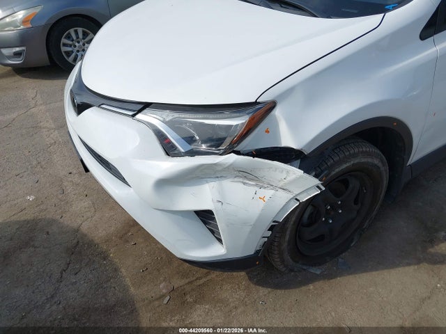 JTMZFREV8JJ194285 Toyota RAV4 LE