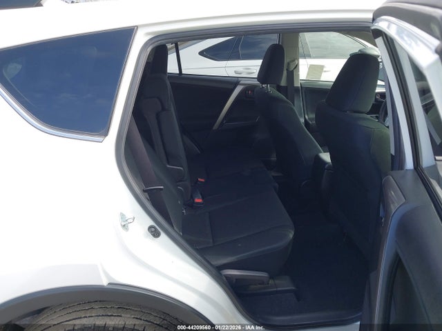 JTMZFREV8JJ194285 Toyota RAV4 LE