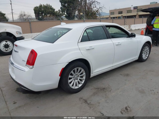 Chrysler 300 Limited 2015 2C3CCAAG9FH921826 Image 4
