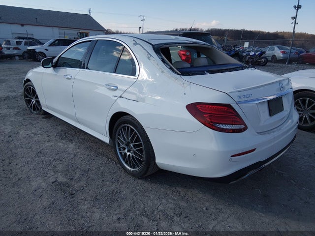 2017 MERCEDES-BENZ E 300 WDDZF4KB1HA139304 Photo 2