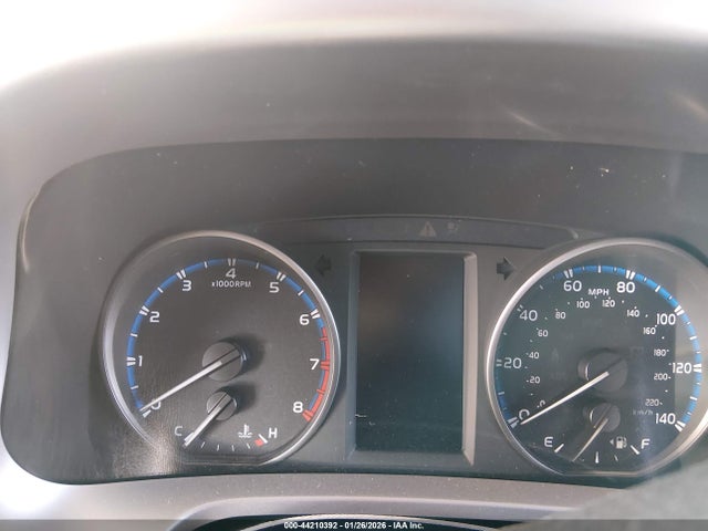 JTMZFREV9JJ172621 Toyota RAV4 LE