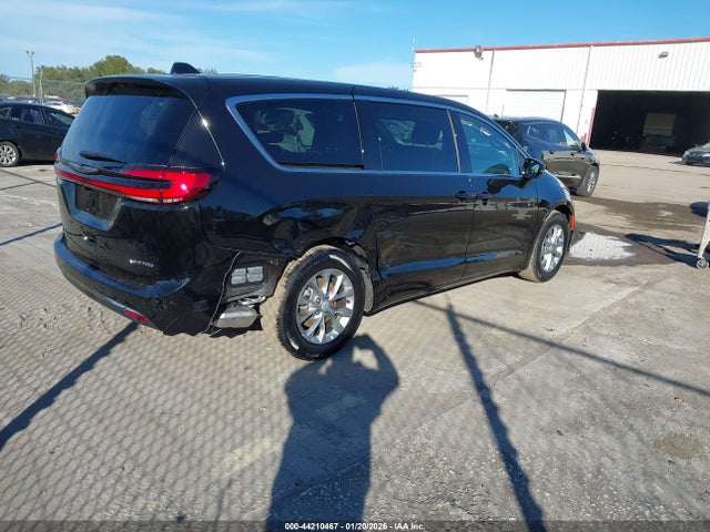 2026 CHRYSLER PACIFICA 2C4RC1GG4TR193688 Photo 3
