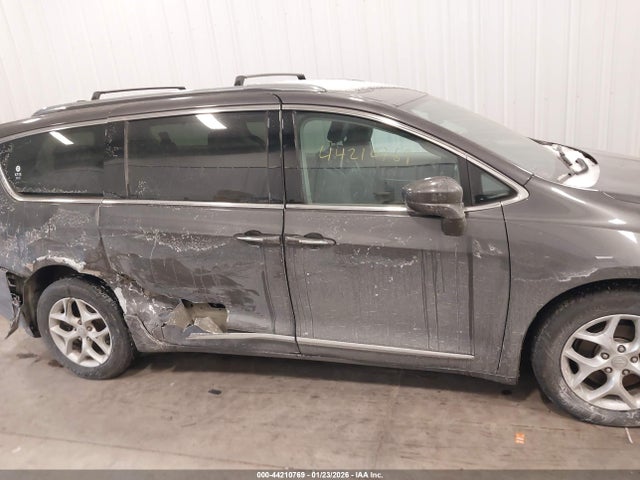 Продаж на аукціоні авто 2017 Chrysler Pacifica Touring-l Plus, vin: 2C4RC1EG2HR577642, номер лоту: 44210769