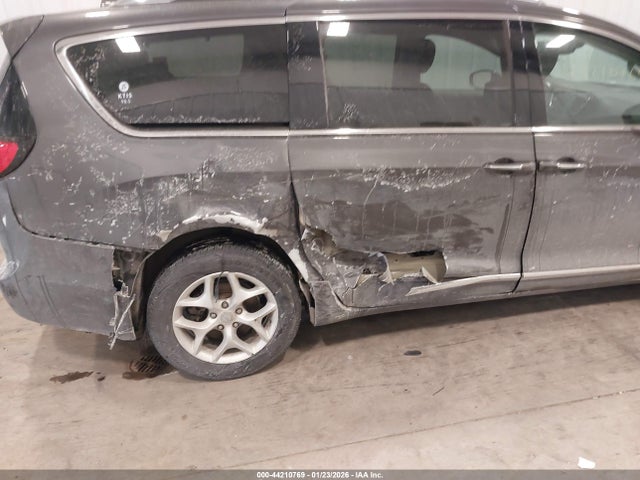 Продаж на аукціоні авто 2017 Chrysler Pacifica Touring-l Plus, vin: 2C4RC1EG2HR577642, номер лоту: 44210769