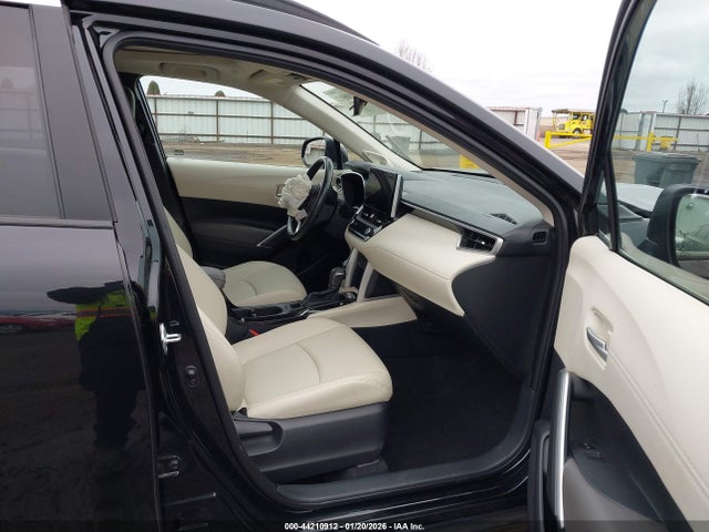 7MUDAABG5PV051781 Toyota Corolla Cross Xle