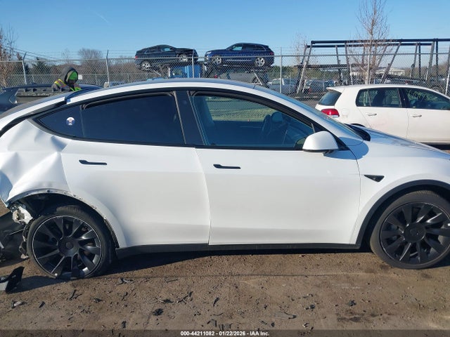 Продажа на аукционе авто 2023 Tesla Model Y Awd/long Range Dual Motor All-wheel Drive, vin: 7SAYGDEE2PA031711, номер лота: 44211082