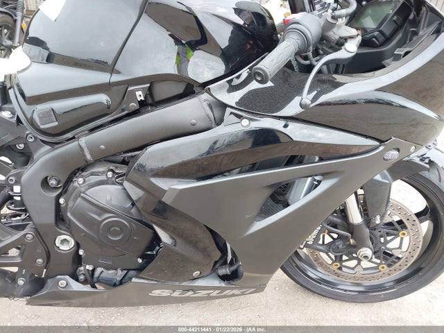 Suzuki GSX-R1000 2023 JS1DM11F9P7100124 Image 8
