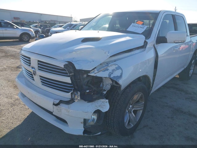 44211560 :رقم المزاد ، 1C6RR7MT9FS647821 vin ، 2015 Ram 1500 Sport مزاد بيع