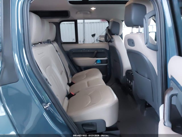 SALEJEEX7L2018034 Land Rover Defender 110 S