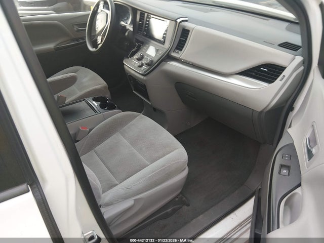 5TDKZ3DC1KS991889 Toyota Sienna Le 8 Passenger