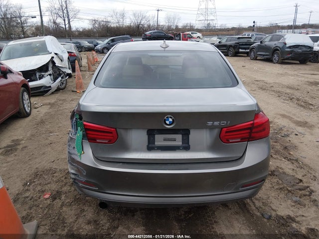 44212358 :رقم المزاد ، WBA8E1G39HNU18210 vin ، 2017 Bmw 320i مزاد بيع