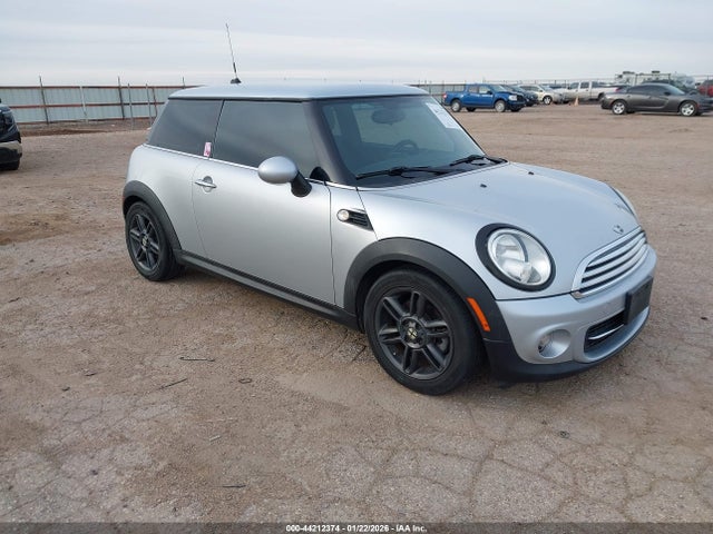 2011 MINI COOPER WMWSU3C59BT093735