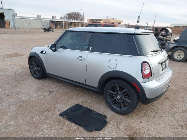 2011 MINI COOPER WMWSU3C59BT093735 Photo 2