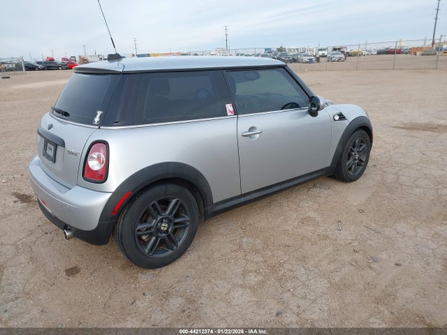 2011 MINI COOPER WMWSU3C59BT093735 Photo 3