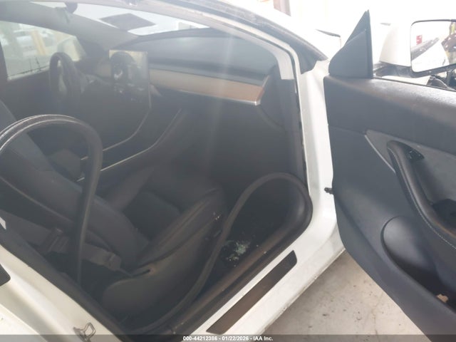 2020 TESLA MODEL Y 5YJYGDEE0LF008924 Photo 4