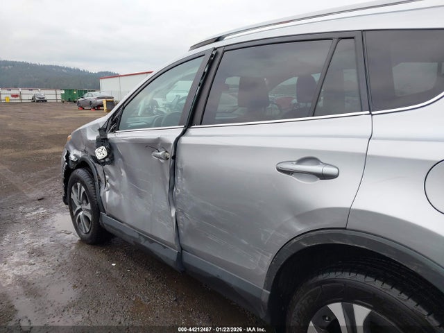2T3BFREV2HW662346 Toyota RAV4 LE