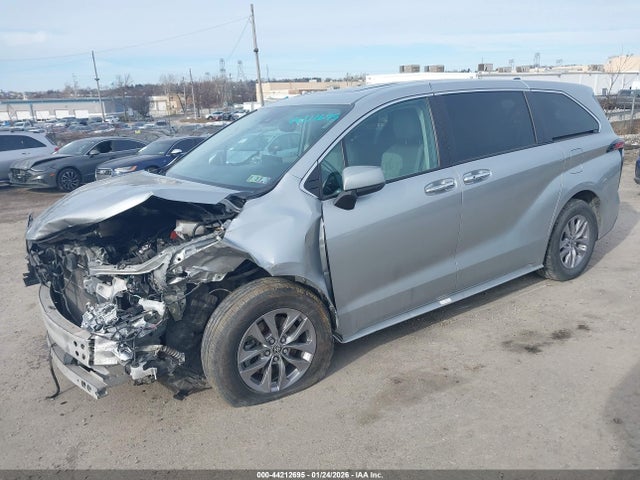 5TDYSKFC7NS071873 Toyota SIENNA XLE