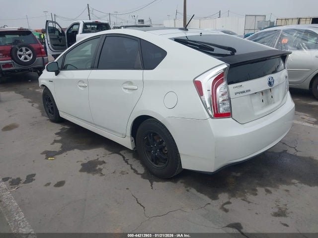 Toyota Prius Three 2014 JTDKN3DU4E1763388 Image 3