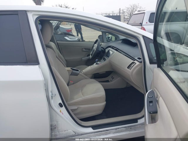 Toyota Prius Three 2014 JTDKN3DU4E1763388 Image 5