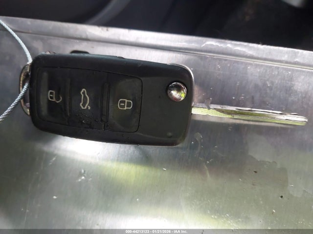 44213123 :رقم المزاد ، 3VWF07AT3GM626660 vin ، 2016 Volkswagen Beetle 1.8t S مزاد بيع