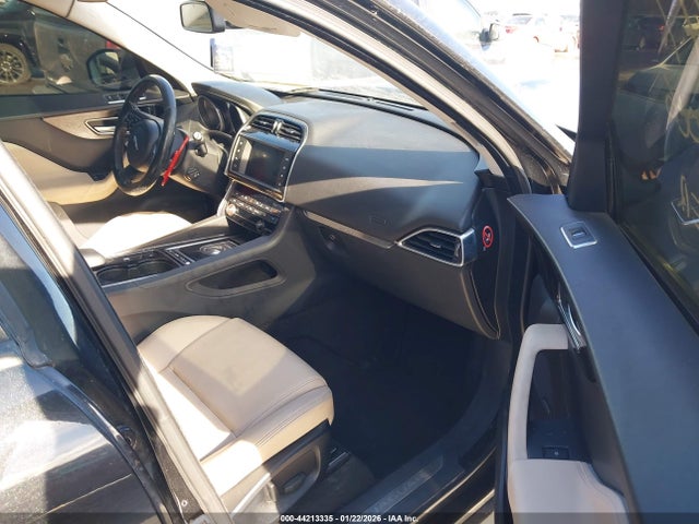 2017 JAGUAR F-PACE SADCJ2BV4HA881794 Photo 4