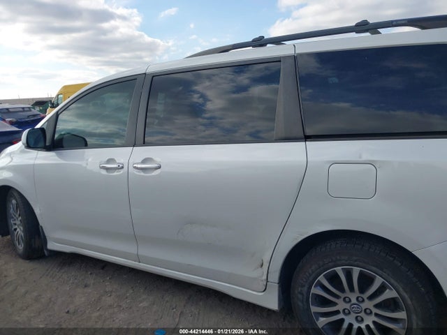 Toyota Sienna Xle 8 Passenger 2018 5TDYZ3DC7JS947792 Image 15