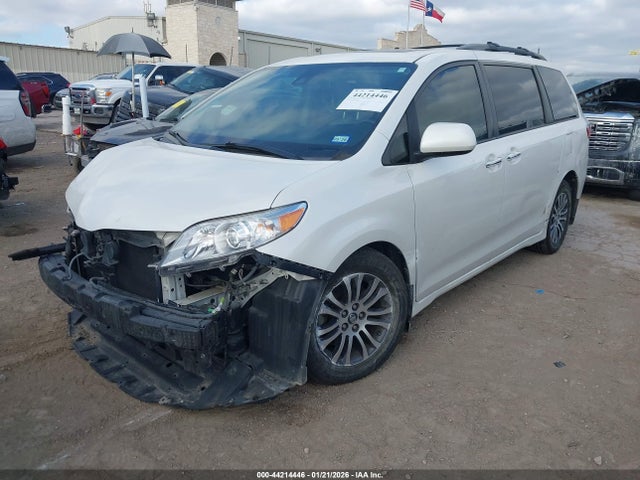 Toyota Sienna Xle 8 Passenger 2018 5TDYZ3DC7JS947792 Image 2