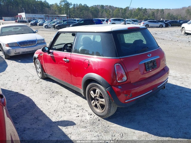 2006 MINI COOPER WMWRC33556TK15711 Photo 2