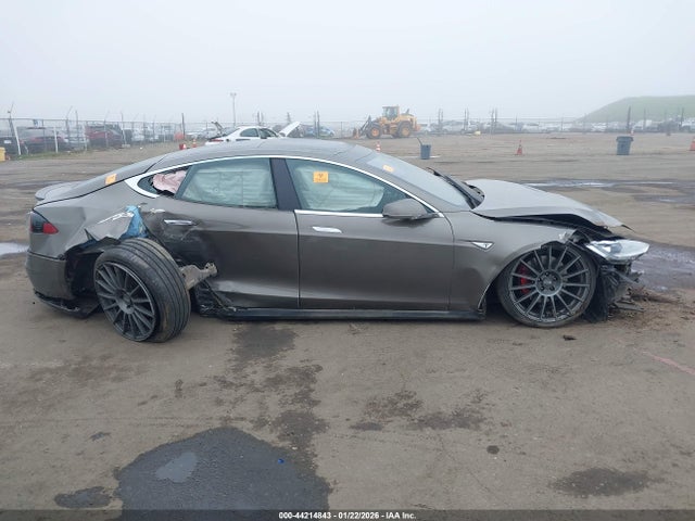 Tesla Model S 85d/p85d 2015 5YJSA1E4XFF119854 Image 13