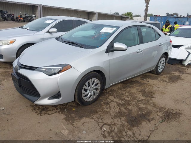 Toyota COROLLA LE 2018 5YFBURHE5JP854989 Image 2