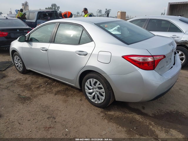 Toyota COROLLA LE 2018 5YFBURHE5JP854989 Image 3