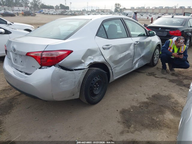 Toyota COROLLA LE 2018 5YFBURHE5JP854989 Image 4