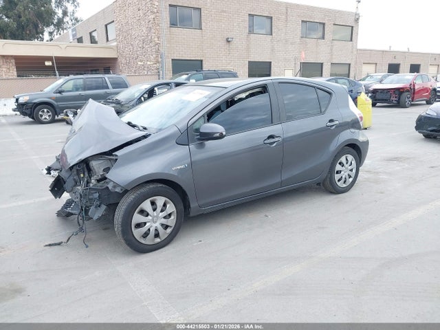 Toyota Prius C One 2014 JTDKDTB31E1085986 Image 2
