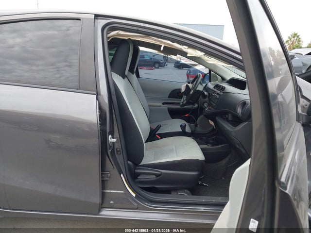 Toyota Prius C One 2014 JTDKDTB31E1085986 Image 5