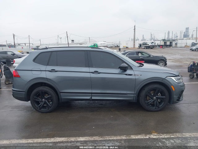 3VVCB7AX3PM132125 Volkswagen Tiguan 2.0t Se R-line Black