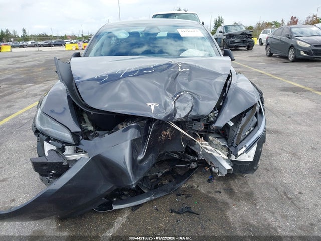 44216625 :رقم المزاد ، 5YJ3E1EA3SF985453 vin ، 2025 Tesla Model 3 مزاد بيع