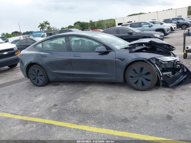 44216625 :رقم المزاد ، 5YJ3E1EA3SF985453 vin ، 2025 Tesla Model 3 مزاد بيع