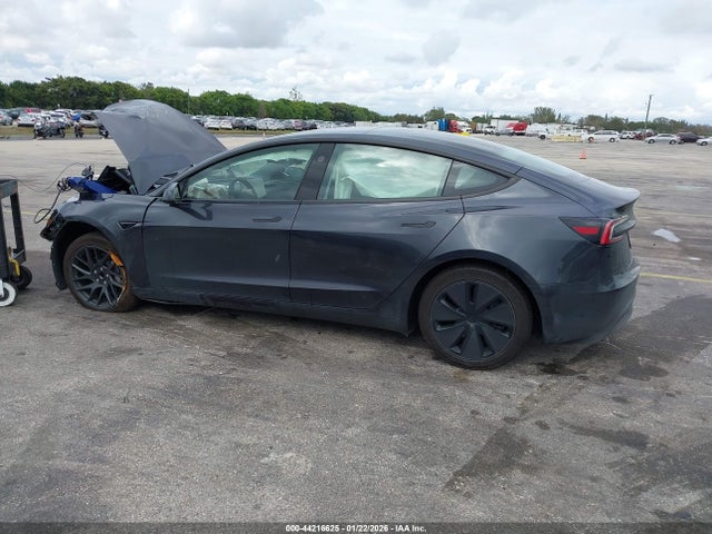 44216625 :رقم المزاد ، 5YJ3E1EA3SF985453 vin ، 2025 Tesla Model 3 مزاد بيع