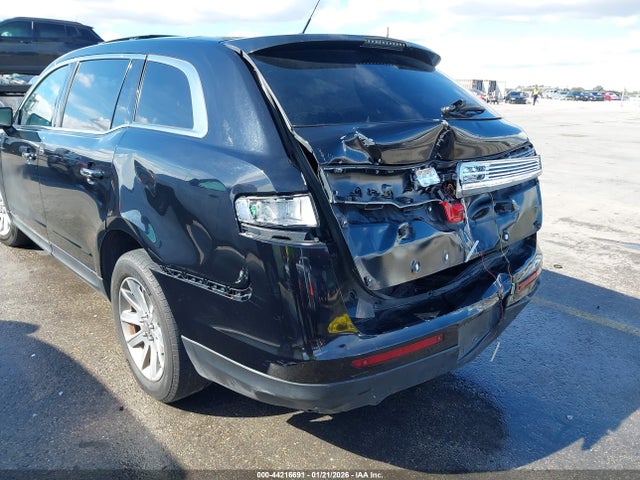 2LMHJ5NK6HBL01213 Lincoln Mkt Livery