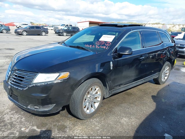 2LMHJ5NK6HBL01213 Lincoln Mkt Livery